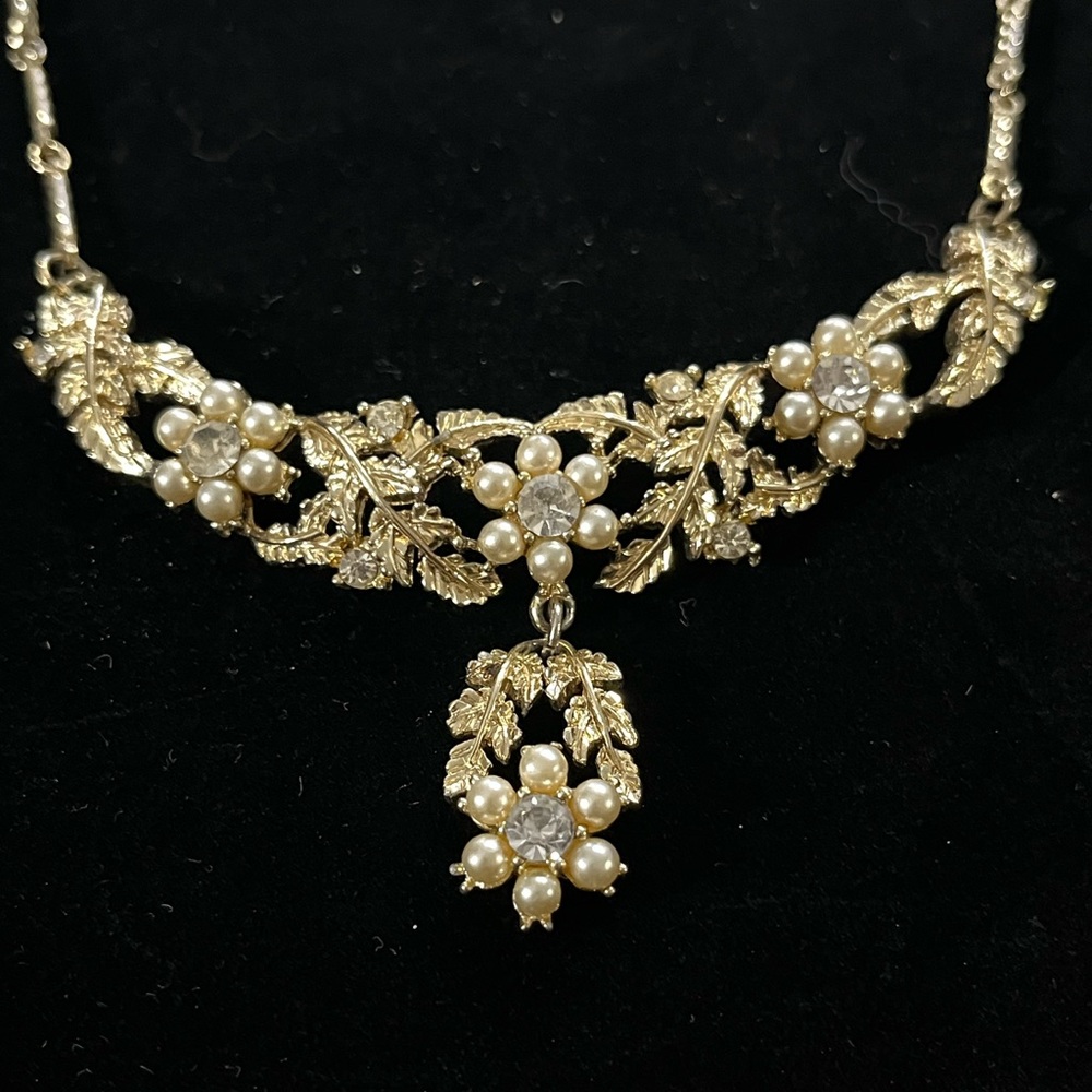 1610 Coro Floral Faux Pearl And Rhinestone Collar Necklace